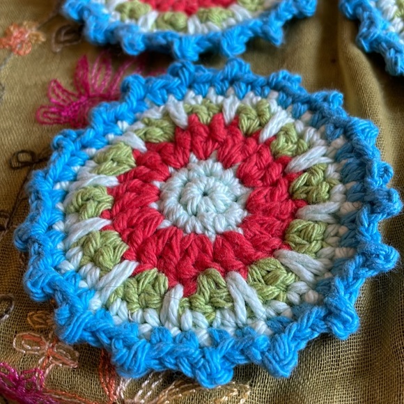 Hand crocheted Mandala coasters in turquoise, green, reddish orange - Picture 5 of 5
